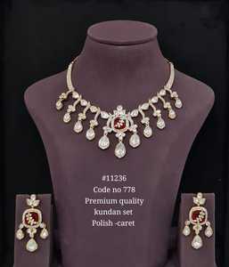 Ensemble collier et boucles d'oreilles Kundan de qualité supérieure avec pierre rouge plaquée or, design classique pour mariage, ensemble de bijoux pour femmes - Product Image 1