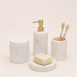 Ensemble d'accessoires de salle de bain en marbre blanc naturel fait main, collection hôtel de luxe avec design cannelé et côtelé - Product Image 1