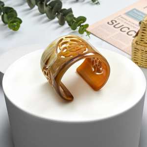 Bracelet moderne en corne de bœuf naturelle et en corne de buffle véritable de Perfect Enterprises, cadeau pour elle, fabriqué en Inde - Product Image 1