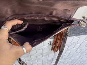 กระเป๋าหนังสลิงลายตะวันตก ตกแต่งด้วยมีดแกะสลัก แต่งพู่หนังสไตล์ยิปซี วินเทจ โบโฮ ทำมือ ขนสัตว์แท้ ใช้ได้หลากหลาย - Product Image 6