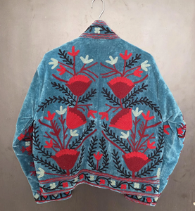 Chaqueta Bohemia Bordada con Diseño Suzani en Terciopelo Verde Azulado de Inspiración Vintage, Motivos Florales Intrincados Hechos a Mano, Forro de Algodón Ecológico - Product Image 3
