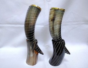 แก้วน้ำวัฒนธรรมไวกิ้งทำมือจากเขาควาย พร้อมฐานตั้งโชว์ – แก้วน้ำทรงโบราณขัดเงาสำหรับเบียร์และไวน์ คุณภาพพรีเมียม - Product Image 1