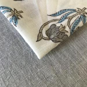 Tela de algodón estampada a mano – Base blanca con estampado floral Buti en gris y azul, textil artesanal indio - Product Image 3