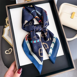 Pañuelo cuadrado de lujo para mujer, elegante hiyab, pañuelo suave de seda estampado con cadenas, chal para viaje - Product Image 5