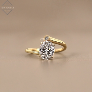 Bague ovale en diamant avec accent en or jaune, pierre solitaire, bijou de fiançailles, cadeau pour femme, design de luxe - Product Image 1