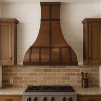Hotte de cuisine en cuivre de qualité supérieure, fabriquée avec une maîtrise artisanale garantissant une durabilité longue durée et un attrait luxueux pour la cuisine.