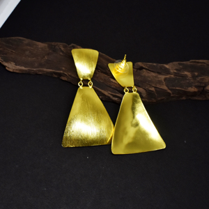 Divyansh Gems Jewellers Boucles d'oreilles pendantes géométriques en argent sterling, dorées, faites à la main, triangle, pour femmes, luxe moderne - Product Image 3