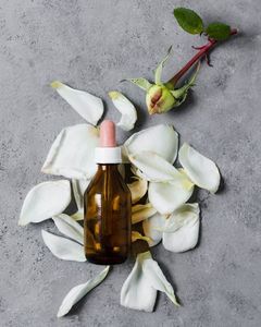 Aceite de Madreselva Premium para Fragancias, Cuidado Personal, Fabricación de Cosméticos y Aplicaciones de Formulación Industrial de Alta Calidad - Product Image 2