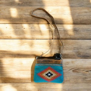 Sac bandoulière vintage en cuir véritable fait main Kelsey, motif géométrique en polyester, sangle unique pour les voyages en extérieur - Product Image 1