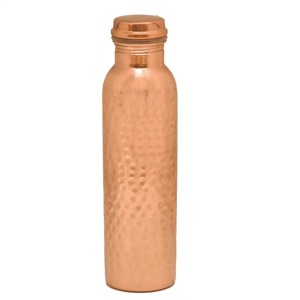 Ensemble de bouteilles d'eau réutilisables en cuivre pur ayurvédique de qualité supérieure, proposant deux styles distincts, texture martelée artisanale, personnalisable - Product Image 2