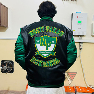 Chaqueta Bomber de Lona Satinada de Invierno con Nombre de Equipo Personalizado para Hombre, con Logotipo Frontal, Estilo Deportivo Vintage - Product Image 2