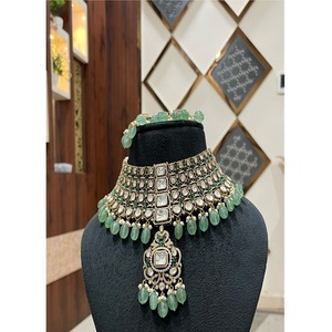 ชุดสร้อยคอทองเหลืองชุบทองคุณภาพพรีเมียมประดับมอสซาไนต์สำหรับผู้หญิง พร้อมต่างหูและติกก้า เหมาะสำหรับงานแต่งงาน ของขวัญสุดหรู ทันสมัย - Product Image 1