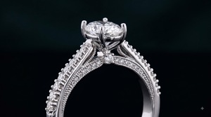 Bague de fiançailles de luxe en diamant de laboratoire ovale solitaire 1 carat, certifiée IGI, avec pierres pavées latérales et accent caché, plaqué rhodium blanc - Product Image 4