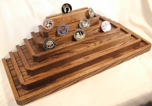 Soporte decorativo de madera rústica quemada marrón para monedas de desafío, montado en escritorio, ¡en oferta! - Product Image 3