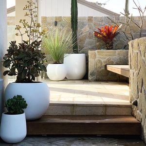 Ensemble de pots de fleurs Hieta modernes pour l'intérieur et l'extérieur, 4 tailles, 25-110 cm, noir, lisses, larges, en fibre de verre, forme de globe, élégants - Product Image 6