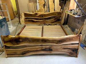 Cama de madera maciza de nogal oscuro con resina epoxi y borde natural, hermosa y de alta calidad. - Product Image 6