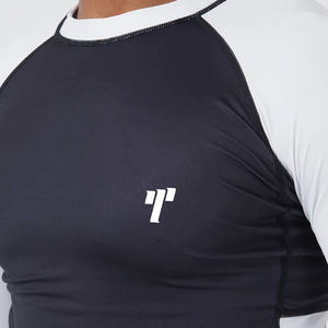 TRIMMY SPORTS T-shirt de compression à manches courtes pour homme, noir et blanc, séchage rapide, 100 % polyester 180g, logo frontal haute visibilité - Product Image 3