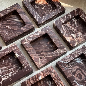 Plateau carré en marbre zèbre rouge, pierre naturelle, plateau de service décoratif, décoration de luxe pour la maison - Product Image 1