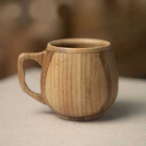 Mug à thé en bois nordique fait main avec poignée, tasse en bois naturel écologique pour usage domestique - Product Image 1