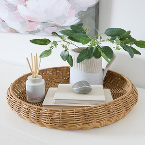 Plateau décoratif rectangulaire en rotin tressé à la main, avec une fleur rouge et un bord vert, base incrustée de mosaïque de nacre disponible. - Product Image 3