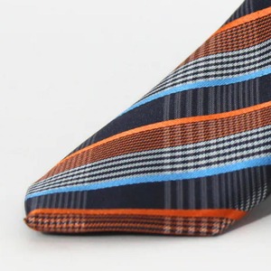Corbata clásica a rayas para hombre con patrones naranja, azul y gris para uso diario, 100% poliéster, impresión por transferencia de calor. - Product Image 4
