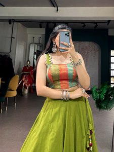 Robe de mariée ou de Diwali prête à porter, en coton, coupe ajustée, longueur ras du sol, avec tissage Zari traditionnel, motif gaufré et touche de dentelle délicate - Product Image 3