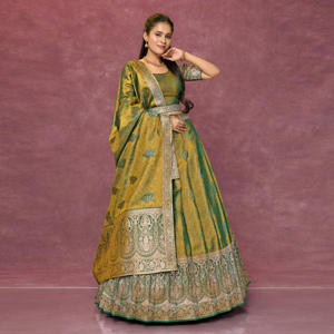 Opulento Lehenga Choli de Seda Banarasi con Bordado Intrincado de Zari, Falda Amplia con Borde Elaborado, Conjunto de Alta Costura para Bodas y Fiestas - Product Image 4
