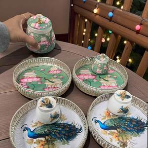 Bandeja de metal Pichwai con estampado de esmalte plateado alemán, con tarro y diya de latón con diseño de loto, para bodas, festividades, inauguración de casas y recuerdos de agradecimiento. - Product Image 2