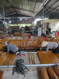 Manches de balai en bois d'eucalyptus couleur naturelle 120 cm diamètre 20-25 mm Qualité première couche Balai en palmier GMEX JSC Fabriqué à Bac Giang - Product Image 5