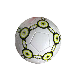 Balón de Fútbol Blanco CORE FIELD con Patrón de Círculos Concéntricos Verdes y Negros, Ecológico, Resistente, para Entrenamiento en Interiores/Exteriores - Product Image 5