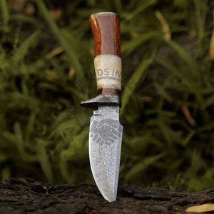 มีดล่าสัตว์ทำมือจากเหล็กดามัสกัส ขนาด 10 นิ้ว มีดเอาตัวรอดใบมีดปลายแหลม ด้ามไม้โรสวูดประดับมุก พร้อมปลอกมีดและปลายด้ามทำจากเหล็กดามัสกัส - Product Image 1