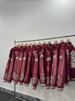 Veste universitaire en laine marron sur mesure |   Veste de baseball OEM à col mandarin brodée et patchwork |   Marque privée unisexe hiver