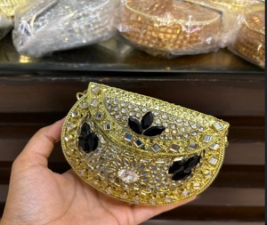 คลัทช์สำหรับเจ้าสาว Kundan ชุบทองทองเหลืองสีแดงแบบดั้งเดิมพร้อมงานกระจกและประดับพลอยเทียมโดยของนานาชาติ - Product Image 3