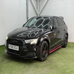 Audi A3 Sportback 2023 1.0 TFSI 5 Puertas Negro con Faldones Laterales Rojos, Manija de Acero OEM DIY KT69 XCA - Product Image 1