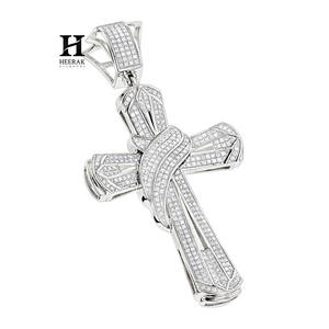 Colgante de cruz con diamantes cultivados en laboratorio, chapado en oro de 14K, estilo hip hop, con cinta drapeada, para hombre. - Product Image 3