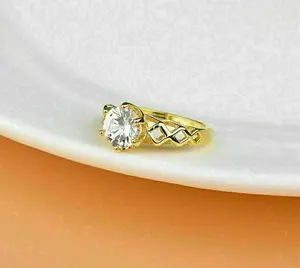 แหวนหมั้นทรงกลมประดับโมอิสซาไนต์แท้สไตล์วินเทจ ชุบเงินสเตอร์ลิง ดีไซน์เรขาคณิต แหวนแต่งงานสำหรับผู้หญิง TISHYA DIAMOND - Product Image 4