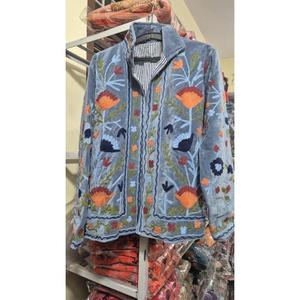 Chaqueta de Terciopelo Suzani Lavinas para Festivales, Hecha a Mano, Reversible, Floral, Vintage, Estilo Boho, Prenda Exterior de Invierno de Rajasthan, Ecológica - Product Image 1