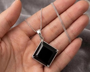Collier pendentif carré en onyx noir, bijou minimaliste en pierre d'énergie protectrice, pendentif artisanal en pierre précieuse naturelle - Product Image 2