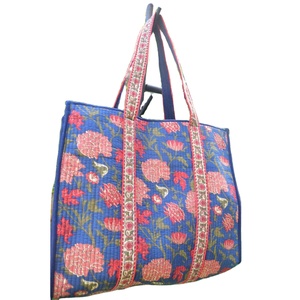 Sac fourre-tout en coton matelassé imprimé à la main avec motif floral bohème, doublure imperméable, fermeture ouverte, utilisation toutes saisons - Product Image 1