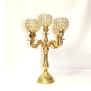 Candélabre décoratif en métal doré gaufré pour centres de table de mariage, porte-bougie fait main finition brillante pour décoration au sol - Product Image 1