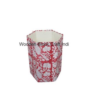 Poubelle décorative hexagonale en bois, fabriquée à la main au Rajasthan, Inde, avec couvercle roulant, motif géométrique, écologique - Product Image 1