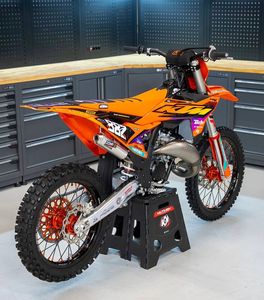 จัดส่งรวดเร็ว รถมอเตอร์ไซค์วิบาก KTM 250XC-W 2 จังหวะ ปี 2026 สีส้ม-ดำ เบาะสีเงิน ท่อไอเสียสีเงิน - Product Image 1