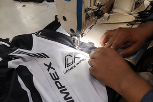 เสื้อแจ็คเก็ตกันลมแบบมีฮู้ดสีดำขาวแบบสั่งทำพิเศษ |   เสื้อแจ็คเก็ตวิ่งสำหรับฝึกซ้อมกีฬาแบบซับลิเมชั่น |   เสื้อแจ็คเก็ตกันน้ำน้ำหนักเบาแบบมีซิป - Product Image 5