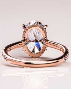 Bague solitaire élégante et luxueuse en or massif 14 carats avec diamant ovale de laboratoire serti à griffes et bande pavée, pour femme, idéale pour mariage ou fiançailles. - Product Image 6