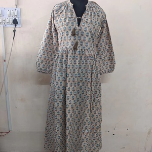 ชุดเดรสผ้าฝ้ายอินเดียพิมพ์ลายด้วยมือ ขายดีประจำปี 2026 ผ้าฝ้ายแท้ 100% ลายดอกไม้ สวมใส่สบายๆ ชุดยาว ราคาโรงงาน - Product Image 1