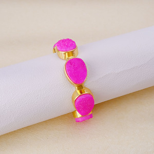 Bracelet manchette ajustable en sucre rose Druzy, fait main, plaqué or 18 carats, style bohème, cadeau de bijoux pour anniversaire et mariage - Product Image 4