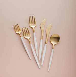 Magnifique ensemble de couverts dorés mats, design minimaliste élégant, belles poignées blanches, qualité supérieure, disponible au prix de gros. - Product Image 1