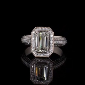 Bague de fiançailles de luxe pour femme en or blanc 14 carats avec diamant solitaire synthétique de laboratoire taille émeraude de 2,00 carats et halo de diamants, certifiée IGI - Product Image 1