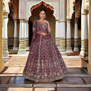 Lehenga Choli de Tela con Bordado Floral Intenso, Borde Festoneado, Blusa a Juego y Dupatta Elegante para Eventos Especiales - Product Image 3