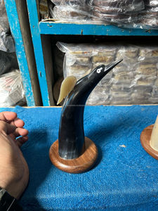 รูปปั้นนกทำจากเขาควายแกะสลักด้วยมือ วัสดุธรรมชาติ บนฐานไม้ ขัดเงา ตัดแบบไดคัท พิมพ์ลาย สำหรับตกแต่งโต๊ะอาหาร - Product Image 3